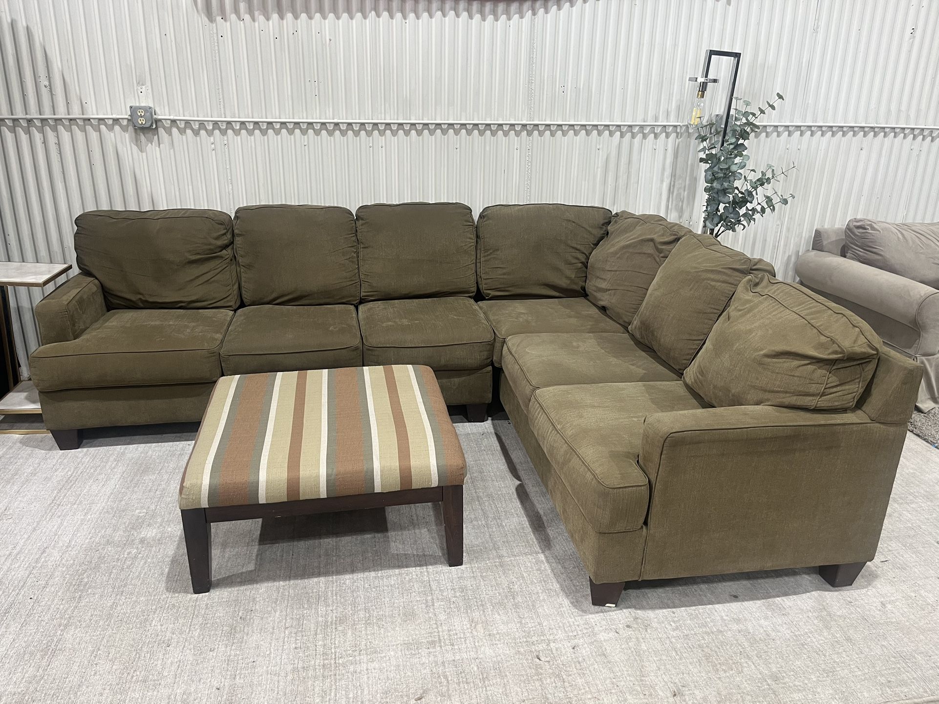Corner Sectional Sofa Couch & Ottoman - Ashley Furniture - Cleaned/Comfy 4pcs - Delivery Available