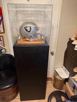 Casco de los Raiders con soporte