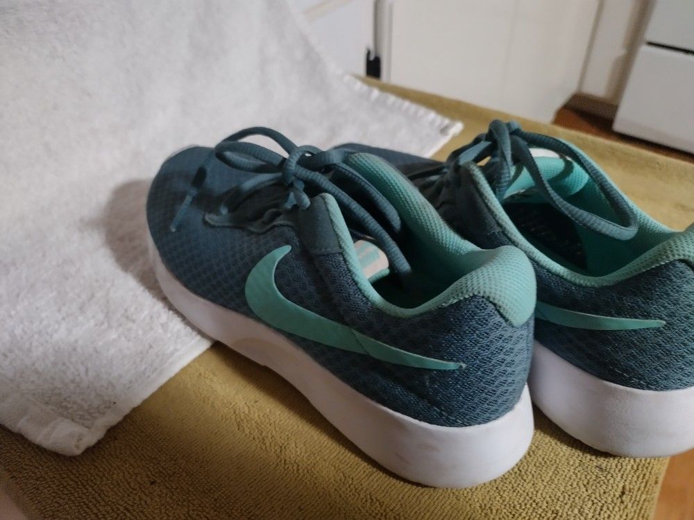 Girls Size 7 Nike Shoes
