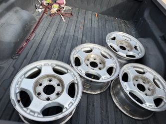99-06 6 lugs Chevy silverado or tahoe gmc sierra or yukon stock rim