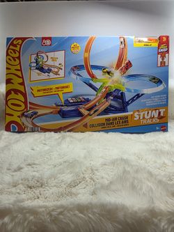 Hot Wheels Stunt Tracks Mid-Air Crash Playset