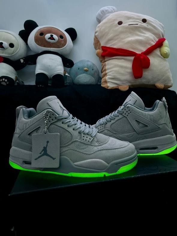 Jordan 4 cool gray kaws Size 9