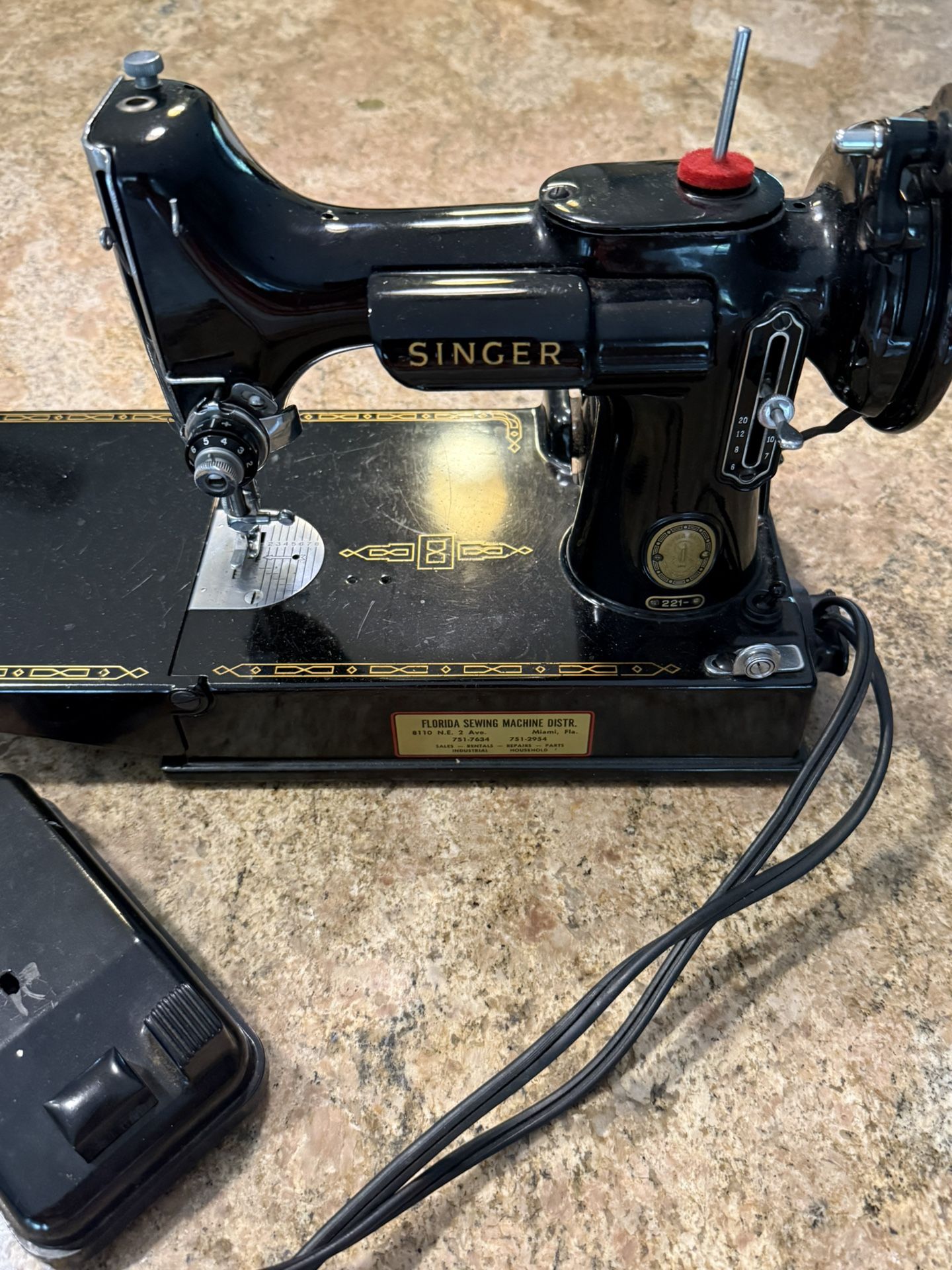 Singer 221 Feather Weight Amazing Working Condition 