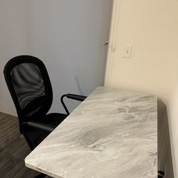 Height Adjustable Desk - Excellent Condition 