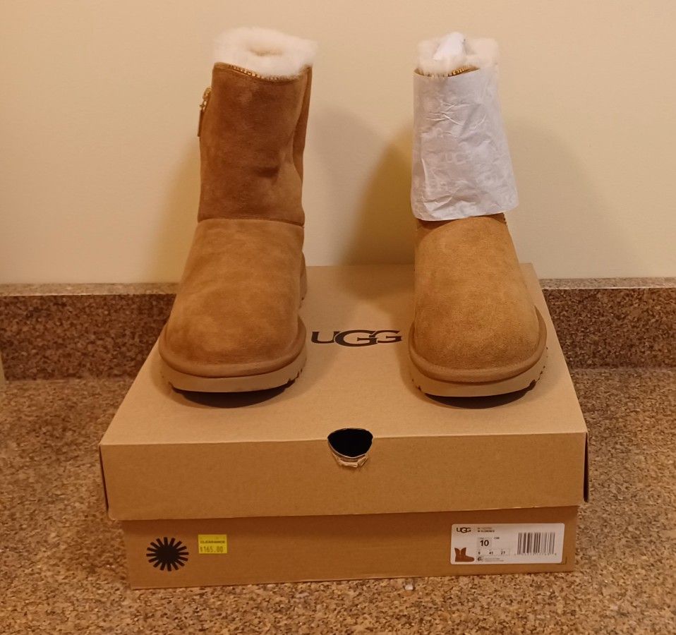 NIB Ugg Boots, Sz 10