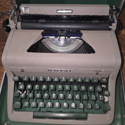 1950's ROYAL Quiet Deluxe Portable Typewriter