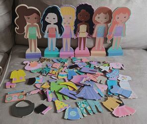 Story Magic Wooden Magnetic Dress Up Dolls Set 6 Dolls Stands Bag Accessories