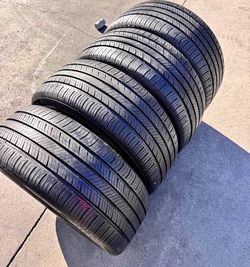 235/45/18 Hankook 📍📍 Vendo un set de llantas con 80% de vida las 4 📍🌟 $160