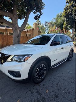 2019 nissan pantfinder sv