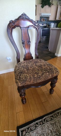 Dining room set( table vs chairs)