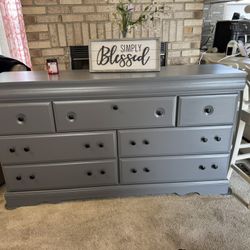 ✨✨GORGEOUS GRAY SOLID WOOD LONG 7 DRAWER DRESSER✨✨