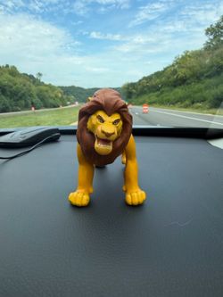 Disney The Lion King Fighting Action Mufasa Action Figure Vintage 1990s Toy. Is dirty/has marks see pics. 1 leg gets stuck when you push button on bac