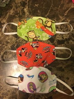 Tenemos varias mascarillas disponibles .. para niño . Niña y para adultos .$5 . puede preguntar por el especial