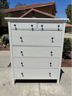 White Solid Wood 6 Drawer Modern Dresser Chest of Drawers Furniture with Glass Top Protector Excellent Condition