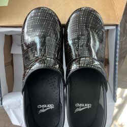 Dansko Professional Clogs: Silver/Black Crisscross Hatch Patent Leather