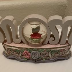 “Mom” Display With Flowers Decoration 