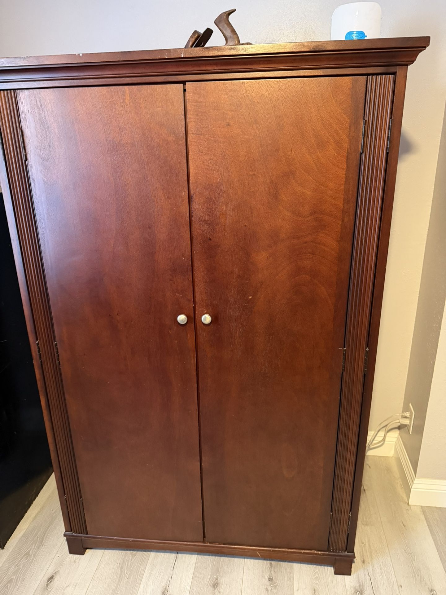 Armoire /dress/tv Hutch 