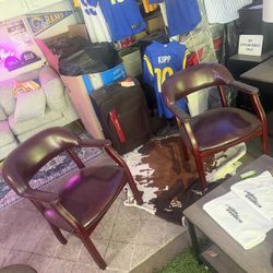 ✨ Matching Accent Chairs (Set of 2) – Classic Style ✨  Selling 2 matching accent chairs with a classic, timeless design.  * Solid and sturdy * Comfort