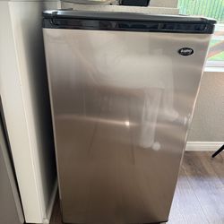 Sanyo compact refrigerator