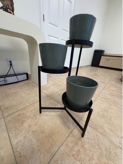 3 plant planter with 3 vases included