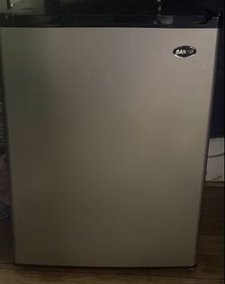 Mini fridge with freezer