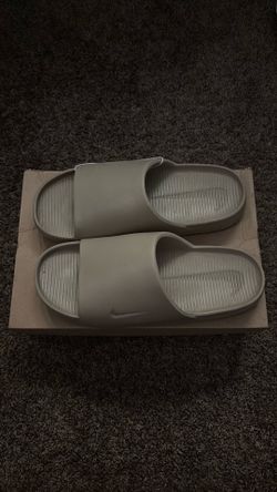 Nike calm slides / beige / size 11-12