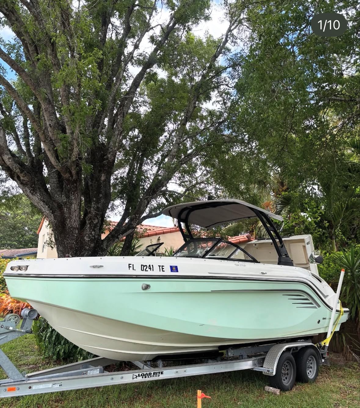 2022 Bayliner Deck Boat equipped with a MerCruiser 250 MAG MPI — 5.7L V8 engine delivering 250 horsepower.