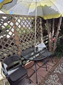 Vintage-style Round Mesh Patio Table w/Folding Chairs. Set of 3.