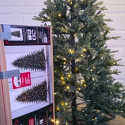 **Beatiful 7.5ft Pre-lit Christmas Tree 🎄 **