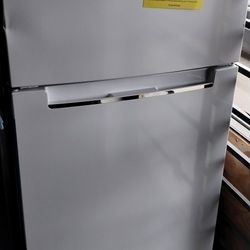 NEW REFRIGERATOR MAGIC CHEF 7.3 CB FEET .