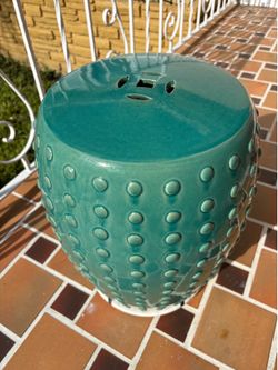 Green Ceramic Garden Stool / Side table. 18” tall x 13” diameter. Available in Coral Gables. See all pictures to compare prices please. Cash. Hablo Es