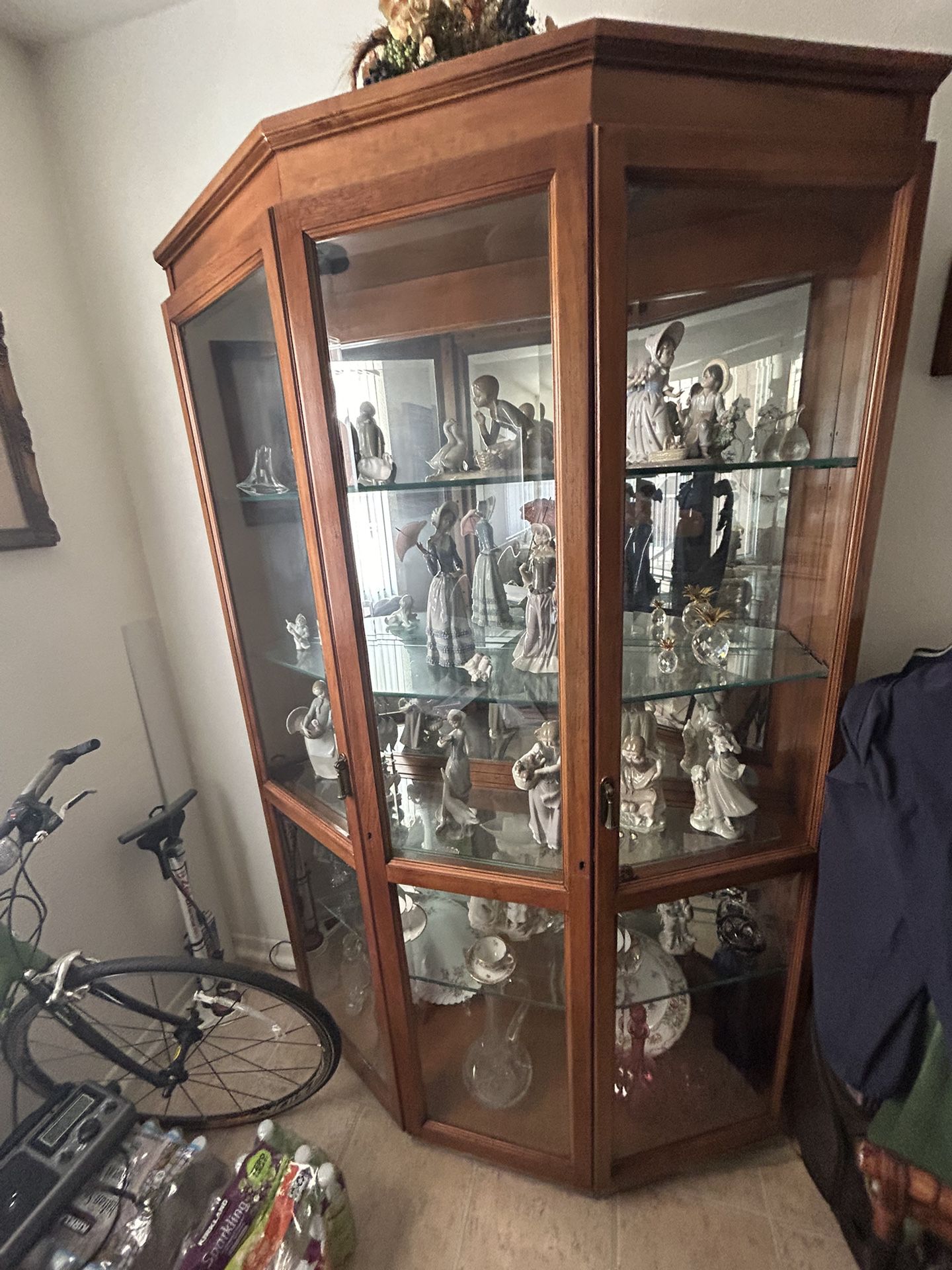 Glass Cabinet Whit lladro figurines