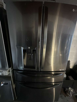 LG 4‑Door French Door Fridge – Black Stainless, Ice/Water