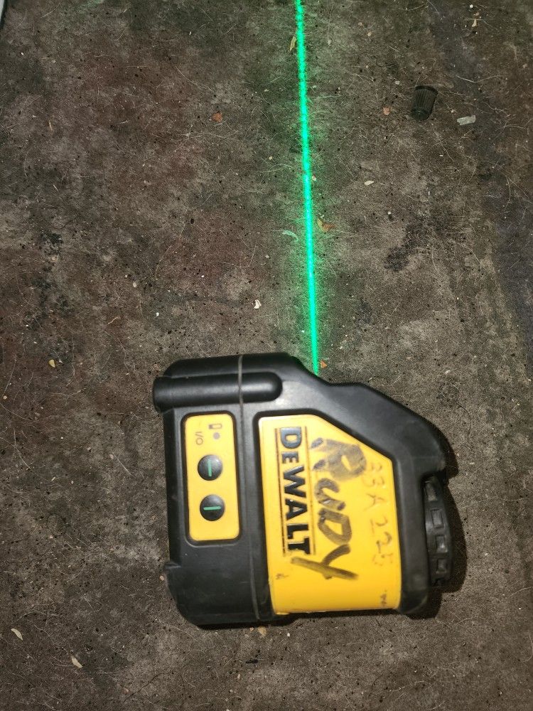 4 Line Dewalt Lazer Nivel In Good Condition