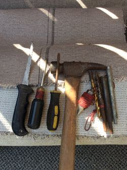 Martillo y 2 des armadores y 2 bromas y 2 Reguladores y un serrucho para cgirrokeros