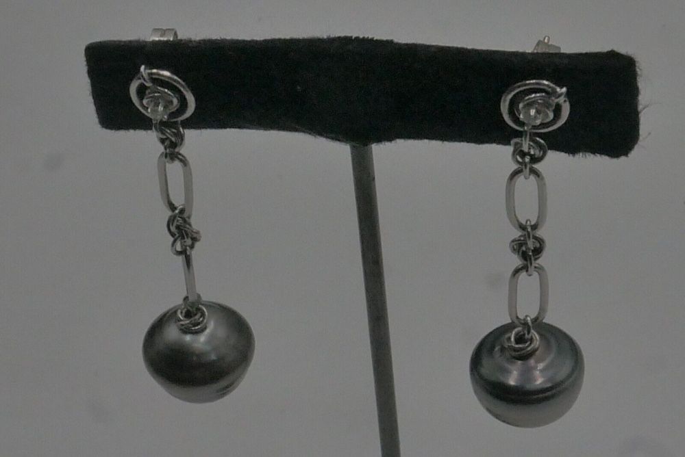 14kt white gold drop down earrings 13.2 grams with 2 black pearls 14.5x14.7mm on wide point  and 2 small diamonds. mint condition. 