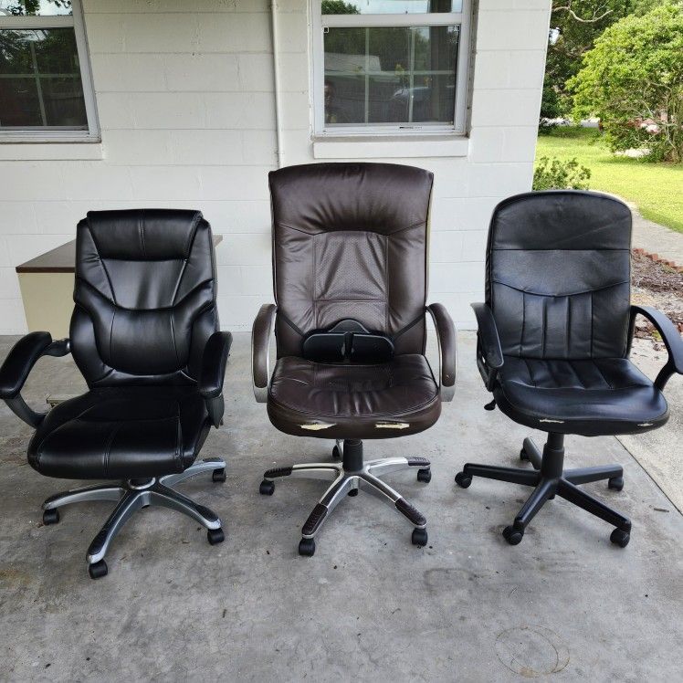 Black Office STAR Or White Staples Executive Desk Chairs Mesh