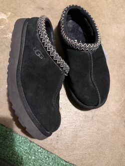 Women’s Ugg slippers size 9