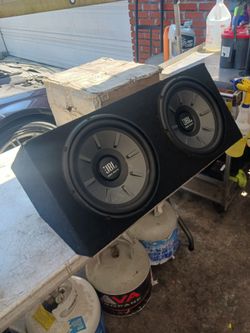 Se bende Cajon Con dos bosinas 12 pulolgadas Marca jbl de 1000 wats por 120 dolares