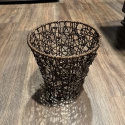 Decorative wire and rope wastebasket