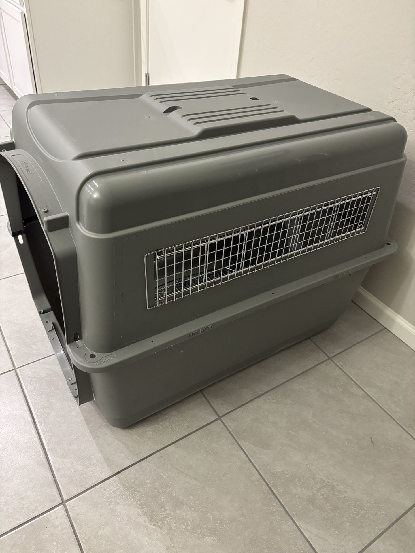 Petmate Large Airline Kennel Dog Crate 40 Inch Brand New