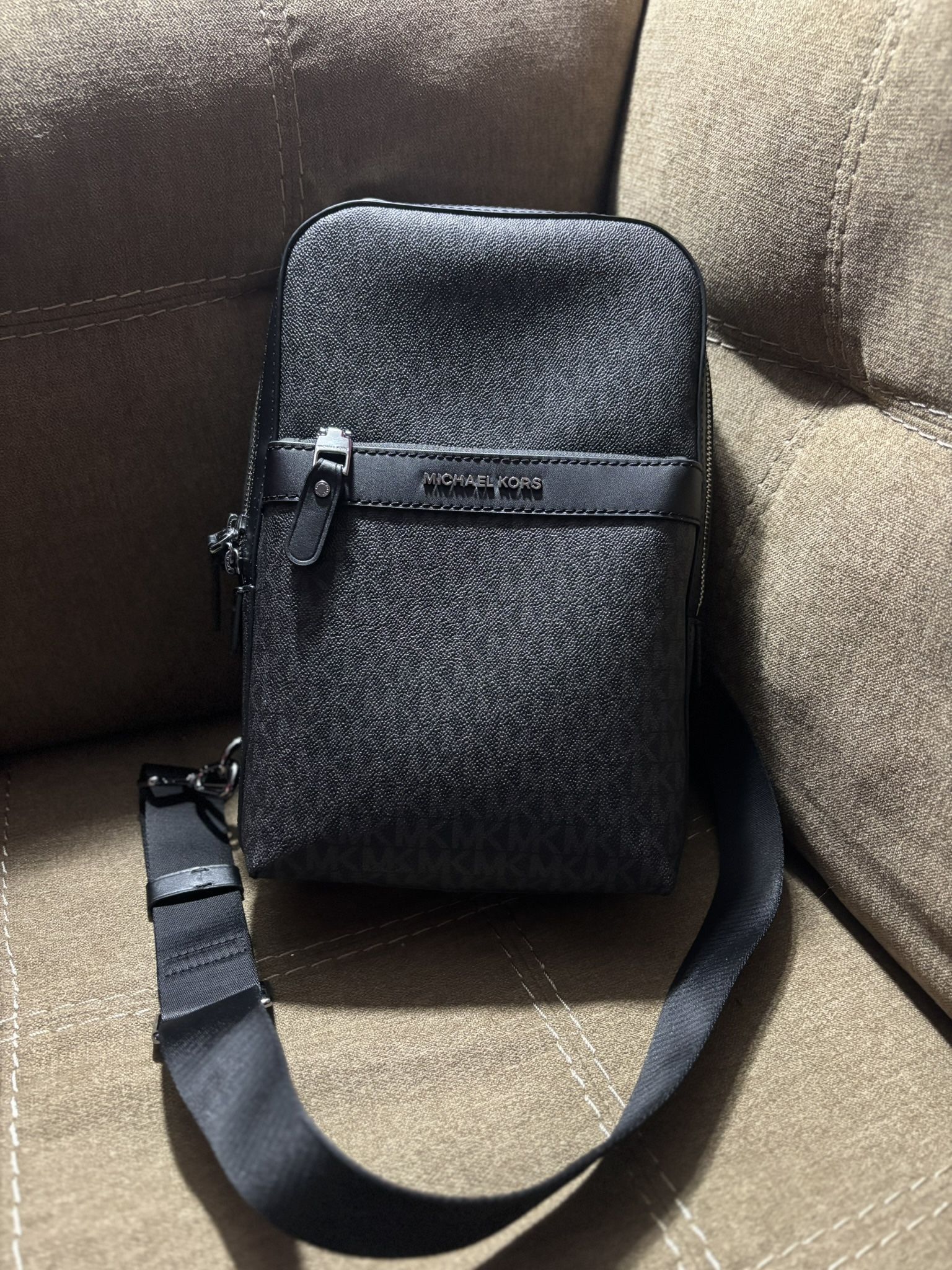 Michael Kors Hudson Logo Sling Pack