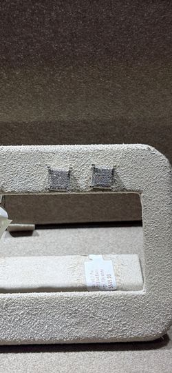 Gold stud Diamond earrings