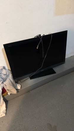 40” TV with Roku. Works great