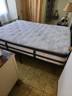 Queen Size Serta perfect Sleeper.