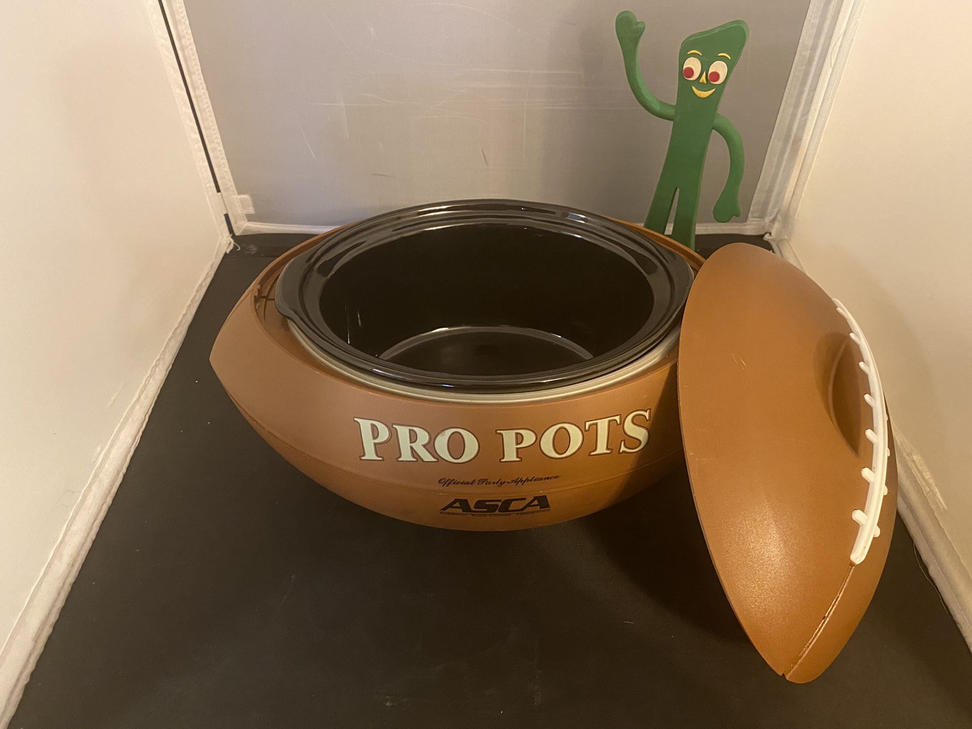 Pro Pots Football Shaped Crock Pot Slow Cooker 1.5 Quart.
