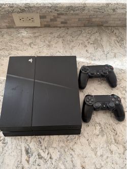 Sony PlayStation 4 PS4 500GB Console + 2 DualShock 4 Controllers