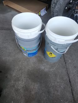 7 gal bucket Good Conditions 2 dollar each