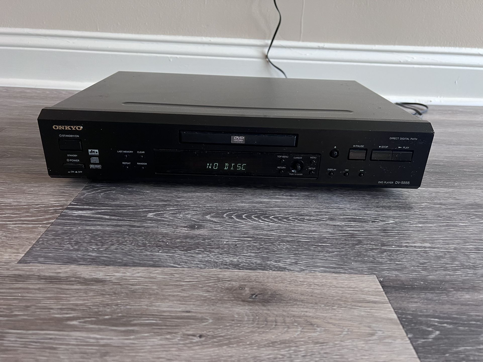 ONKYO• DVD PLAYER MODEL NO. DV-S555