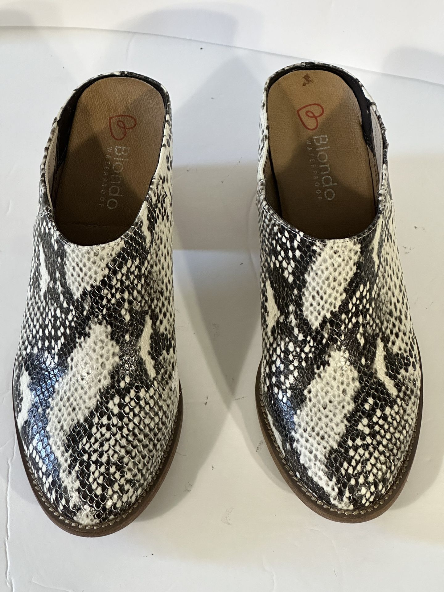 New Blondo Snake Skin Leather Mules Clogs Women Size 8 Natural Rubber French Block Heel